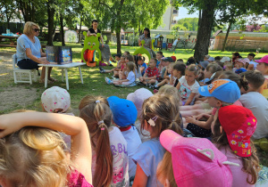 Pani Ania czyta dzieciom bajkę obrazkową kamishibai "O latającym dywanie"