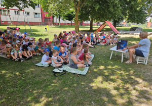 Dzieci słuchają bajki "O latajacym dywanie"