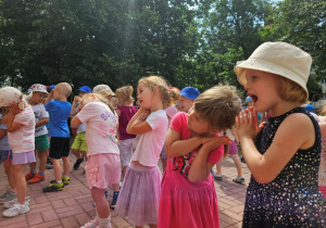 Dzieci naśladują ruchy w utworze
