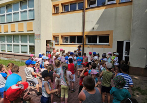 Przedszkolaki świetnie się bawią podczas zabawy muzyczno-ruchowej