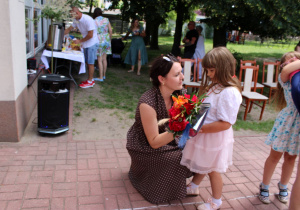Latika wręcza bukiet kwiatów Pani Ewelince.