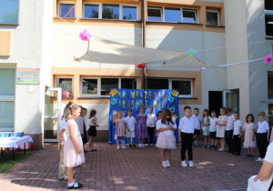 Latika i Julian witają wszystkich gości.