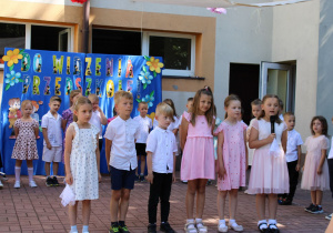 Misiaczki recytują wiersz: „Pierwszego września”.