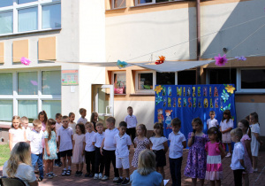 Dziewczynki i chłopcy prezentują wiersz: „Starszak potrafi”.