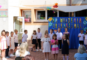 Kornelia, Oliwia i Hania wierszem żegnają się z przedszkolem.