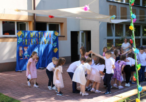 Kolejnym elementem choreografii było przejście przez uroczysty tunel utworzony przez uczestników poloneza.