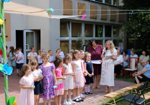 Po słowach podziękowania od Pani Dyrektor dziewczynki z zespołu tanecznego zostały uhonorowane dyplomami.