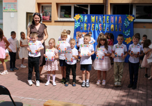 Dzieci z koła „Przyjaciele matematyki” z dumą prezentują otrzymane dyplomy, które wręczyła Pani Ewelina.