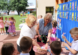 Pani Renatka i Pani Beatka wręczają upominki Misiaczkom.