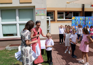 Jakub otrzymał pamiątkowy medal ukończenia przedszkola.