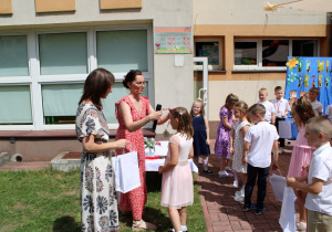 Lilia otrzymuje medal z rąk Pani Ani.