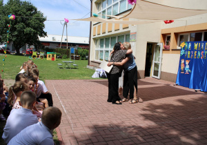 Mama Hani z wdzięcznością przytula Panią Renatę po otrzymaniu dyplomu.