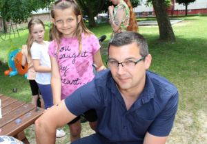 Tata Julki prezentuje dzieło córki - tatuaż z motywem pająka.