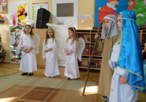 Dzieci z grupy Słoneczek przeprane za aniołki, Maryję i Józefa. 