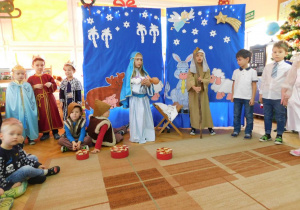 Mayja i Józef w otoczeniu pasterzy i króli.