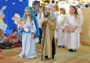 Mikołaj w roli Józefa składa życzenia świąteczne.