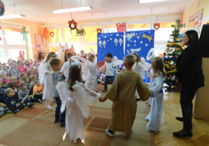 Świąteczny taniec dzieci z grupy Słoneczek.