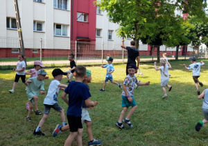 Przedszkolaki z grup Misiaczków, Żabek i Krasnoludków podczas kolejnej zabawy ruchowej: "Lato - zima".