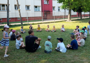 Ala goni Hanię w zabawie: "Pomidor, pomidor".