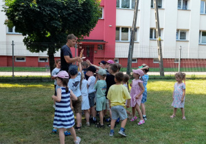 Dzieci żegnają się z trenerem.
