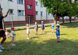 Zabawa "Lato-zima" dla dzieci z kolejnych grup.
