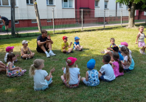 Bliźniaczki ze Słoneczek biorą udział w zabawie bieżnej.