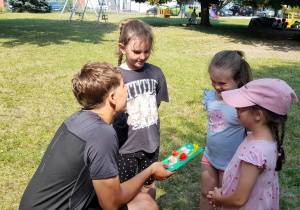 Anastazja, Hania i Zuzia wręczyły panu trenerowi laurkę z podziękowaniami za poprowadzenie zajęć.