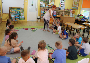Pani Agnieszka wręcza dzieciom medale.