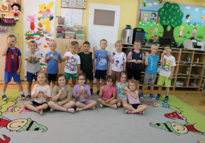 Krasnoludki pozują do zdjęcia z medalami ze spartakiady.