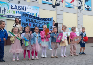Chłopcy i dziewczynki z grupy Słoneczek wykonują utwór: "Ruch to zdrowie".