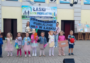 Dzieci ilustrują ruchem słowa piosenki.