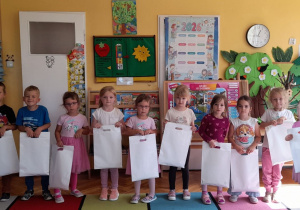 Po powrocie do przedszkola, dzieci zostały nagrodzone małymi upominkami.
