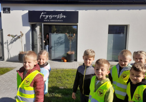 „Krasnoludki przed wejściem do zakładu fryzjerskiego.