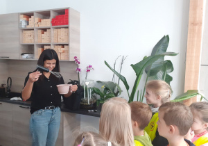 Pani Anetka prezentuje jak rozrabia farby.