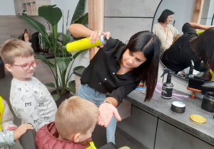 Pani Anetka utrwala lakierem fryzurę Franka.