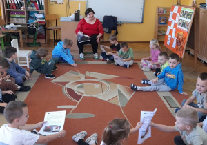 Pani Klaudia rozdała dzieciom do obejrzenia zdjęcia wypieków.