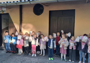 Dzieci chwalą się co dostały na drugie śniadanie z piekarni.