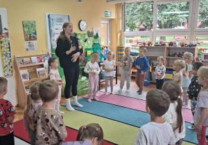 Cała grupa masuje brzuszki piłeczkami.