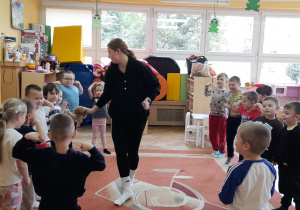Pani Łucja wita się z dziećmi pacynką wiewiórki.