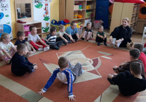 Żabki wykonują ćwiczenia proponowane przez prowadzącą zajęcia.