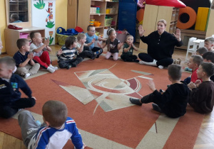 Żabki wykonują ćwiczenia proponowane przez prowadzącą zajęcia.
