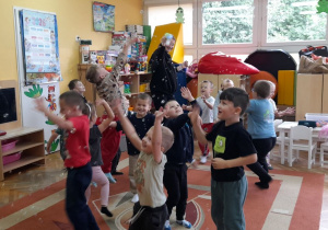 Wspólne łapanie baniek do piosenki: "Bańkę łap".