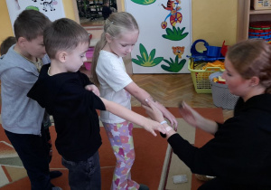 Na zakończenie zajęć pani Łucja przyłożyła dzieciom pieczątki z wiewiórką.