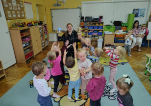 Wspólna zabawa z bańkami mydlanymi.