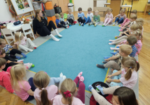 "Biedronki" naśladują instruktorkę w ćwiczeniach z piłeczkami.