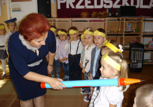Pani dyrektor pasuje Milenkę na przedszkolaka.
