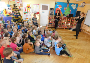 Dzieci słuchają gry na oboju Pani Gabryjeli Pietraszewskiej- Bryła.