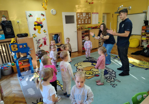 "Misiaczki" witają się z prowadzącymi zajęcia. Klaszczą w dłonie i odliczają.