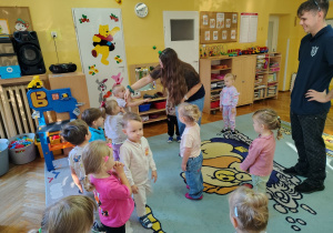 Wspólne zabawy w kole na dywanie.