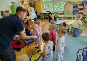 Dzieci otrzymują pamiątkowe naklejki.
